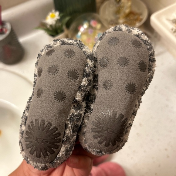 2 pairs of baby girl Uggs size 2/3 - Picture 5 of 5